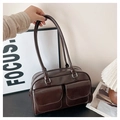 Primer plano de un bolso tote marrón oscuro brillante con dos bolsillos frontales y un asa - Café Sin Colgante