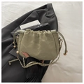 Bolso nube verde salvia plisado con cadena dorada y cierre de cordón ajustable - Verde