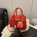Rode crossbodytas met krokodillenreliëf, gouden hardware en mini-charme - Rood