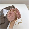 Bolso tipo cubo de pana rosa con cordón, cadena dorada y detalles de perlas - Negro