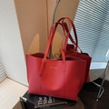 Grote rode leren shopper met gouden letters op houten bureau met een moderne spiegel - Rood