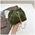 Bolso tipo cubo de pana verde oscuro con detalle de perla y cadena dorada - Verde