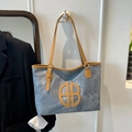 Blauwe canvas shopper met bruine leren handgrepen en rond logo voor dagelijks gebruik - Blauw Khaki