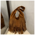 Detailopname van de bruine suède tas met dichte franjes in een boho-stijl - Bruin