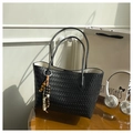 Schwarze gewebte Shopper-Tasche aus Kunstleder mit Perlenanhänger im Retro-Stil - Schwarz Mit Anhänger
