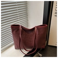 Detail der weinroten Shopper-Tasche aus Wildleder mit dezentem Leopardenmuster - Rot