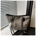 Détail du grand sac cabas gris avec bretelles fines et pendentif en peluche nuage blanc - Gris (Avec Pendentif)