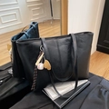 Bolso tote negro retro de cuero encerado con colgantes de béisbol y acabado texturizado - Negro (Con Colgante) / Negro