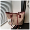Détail d'un grand sac cabas avec bordure bordeaux et un charmant pendentif nuage blanc - Rose (Avec Pendentif)