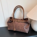 Grande borsa tote leopardata con manici in finta pelle marrone e fibbia in metallo dorato - caffè