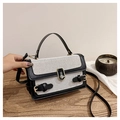 Mini tweekleurige crossbodytas met geweven textuur en gouden draaisluiting - Zwart