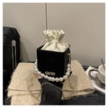 Elegante bolso bombonera de terciopelo negro con asa de perlas y cadena dorada - Negro