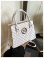 Bolso bandolera blanco con estampado de letras M grises y logo circular dorado - Blanco