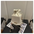 Bolso cubo chic blanco crema con asa de perlas y correa de cadena dorada - Blanco