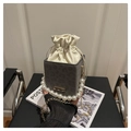 Mini bolso saco de leopardo gris con asa de perlas y correa de cadena dorada - Gris