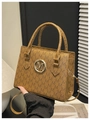 Chic bolso cuadrado pequeño con estampado de letras y logotipo M de metal dorado - Marrón