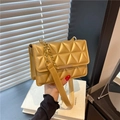 Borsa a tracolla trapuntata dorata con catena in metallo e motivo geometrico a rombi - Oro