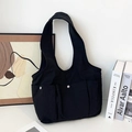Bolso tote negro minimalista con dos bolsillos frontales y botones de metal plateado - Negro