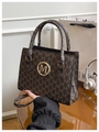 Bolso cuadrado marrón con monograma M, logotipo dorado y correa de hombro ajustable - café