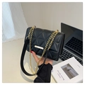 Elegante borsa a tracolla trapuntata nera con catena dorata e fibbia in metallo - Nero