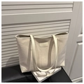 Detalle del bolso tote de cuero sintético blanco crema con etiqueta de marca cosida - Blanco