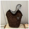 Retro-Handtasche mit Leopardenmuster, brauner Wildleder-Textur und breitem Schultergurt - Leopard Kaffee