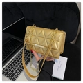 Borsa a tracolla trapuntata oro champagne con cuciture a triangolo e catena dorata - Oro