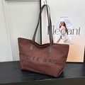 Grande borsa tote in pelle scamosciata marrone scuro con stampa TOTE BAG e manici sottili - Rosso