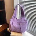 Bolso tote de nailon plisado morado con tres bolsillos frontales y botones de metal - Morado