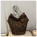 Große Retro-Schultertasche mit Leopardenmuster, braunen Ledergriffen und Anhänger - Leopard Braun