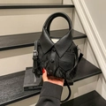 Elegante borsa a mano nera a forma di camicia con trama a pieghe e dettagli in pelle - Nero