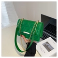 Borsa a tracolla verde smeraldo trapuntata con cuciture a rombi e catena dorata - Verde
