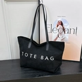 Borsa tote nera effetto scamosciato con scritta TOTE BAG e manici lunghi in ecopelle - Nero