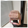 Detalle de bolso bandolera de pana rosa con lazos estampados y correa ajustable - Rosa