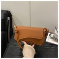 Bolso bandolera marrón de cuero Saffiano con solapa ondulada y nudos decorativos de cuerda - Marrón