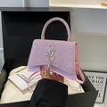 Rosa Pailletten-Handtasche mit goldenem S-Buchstaben-Quastenanhänger und Rundboden - Rosa
