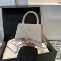 Champagnerfarbene Glitzertasche mit Metalllogo und Quasten-Detail für Damen - Khaki