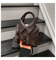 Detail van een creatieve bucket bag in de vorm van een overhemd van bruin leer met knopen - koffiekleur
