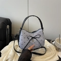 Sac à main rayé bleu et blanc avec motif cœur et pendentif nœud noir élégant - Bleu Brume (Sans Pendentif)