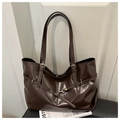 Dunkelbraune Hochglanz-Ledertasche mit Vintage-Metallschnallen und verstellbaren Trägern - Kaffeebraun