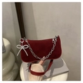 Dettaglio borsa baguette in pelle smerigliata bordeaux con catena d'argento e perle - Rosso