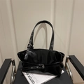 Borsa tote vintage in pelle cerata nera lucida con cinturini a fibbia regolabili - Nero