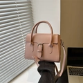 Borsa a tracolla rosa in ecopelle con fibbia argentata e manico superiore in stile moderno - Rosa