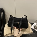 Bolso baguette negro minimalista con hebilla dorada y acabado de cuero liso elegante - Negro
