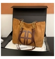 Dettaglio della borsa tote in pelle scamosciata marrone in confezione regalo - Marrone