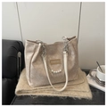 Dettaglio di una borsa tote in jacquard beige con motivi floreali e catena di perle - Cachi Senza Pendente