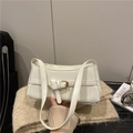 Bolso baguette blanco de estilo francés con hebilla dorada y acabado en cuero liso - Blanco