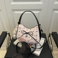 Borsa a spalla rosa e nera con fiocco, ciondolo a cuore e accessorio di peluche - Rosa Con Ciondolo
