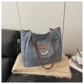 Dettaglio della borsa tote a fiori blu con catena e accenti di perle bianche eleganti - Blu senza ciondolo