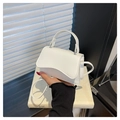 Bolso de mano blanco retro con solapa ondulada y correa fina para hombro elegante - Blanco